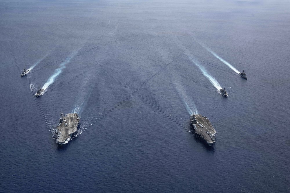 Nhóm hai tàu sân bay USS Ronald Reagan (CVN 76) và USS Nimitz (CVN 68) ở Biển Đông. Ảnh: AP