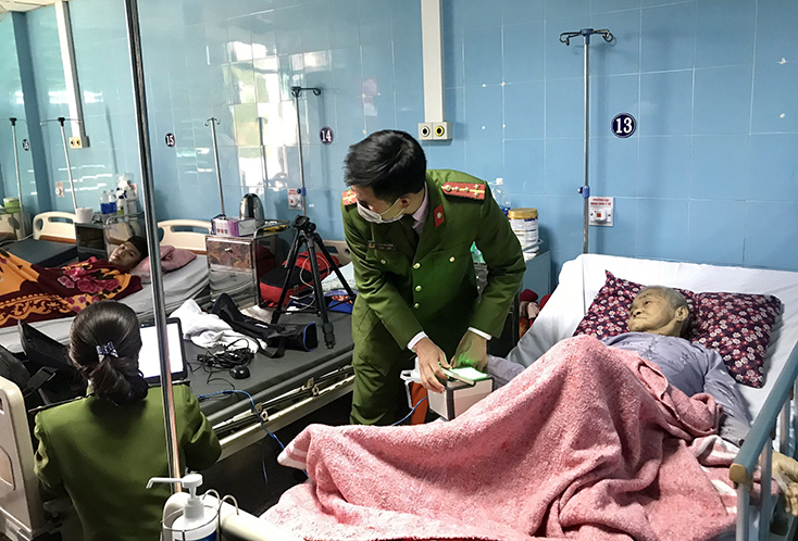 Cán bộ, chiến sỹ Công an tỉnh thực hiện thủ tục cấp căn cước công dân tại Bệnh viện hữu nghị Việt Nam-Cuba Đồng Hới.