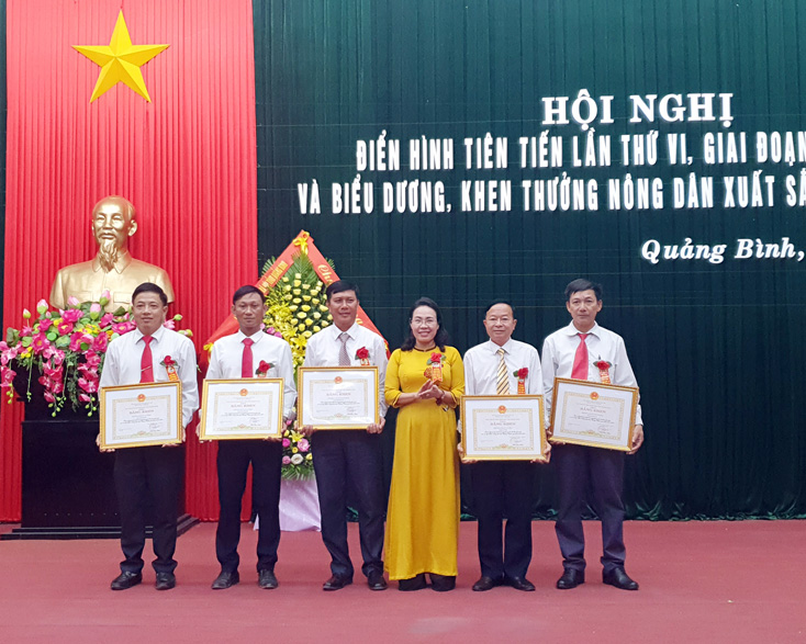 Đồng chí Phạm Thị Hân, Ủy viên Ban Thường vụ Tỉnh ủy, Chủ tịch Ủy ban MTTTQVN tỉnh trao bằng khen của Chủ tịch UBND tỉnh cho 5 tập thể.