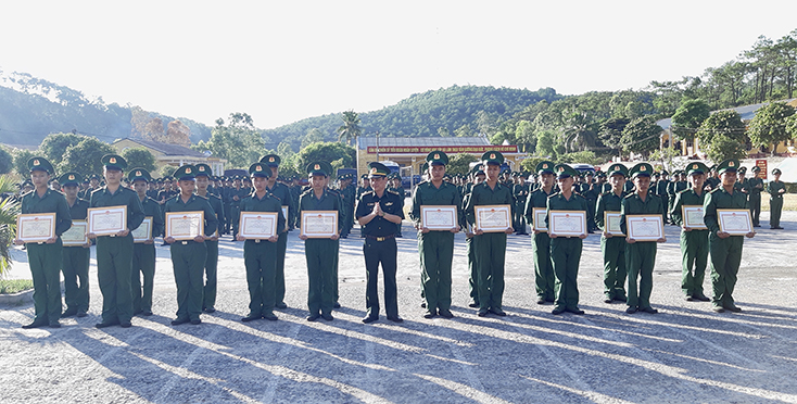 Bộ Chỉ huy BĐBP Quảng Bình trao thưởng thành tích xuất sắc cho các chiến sỹ mới trong khóa huấn luyện.