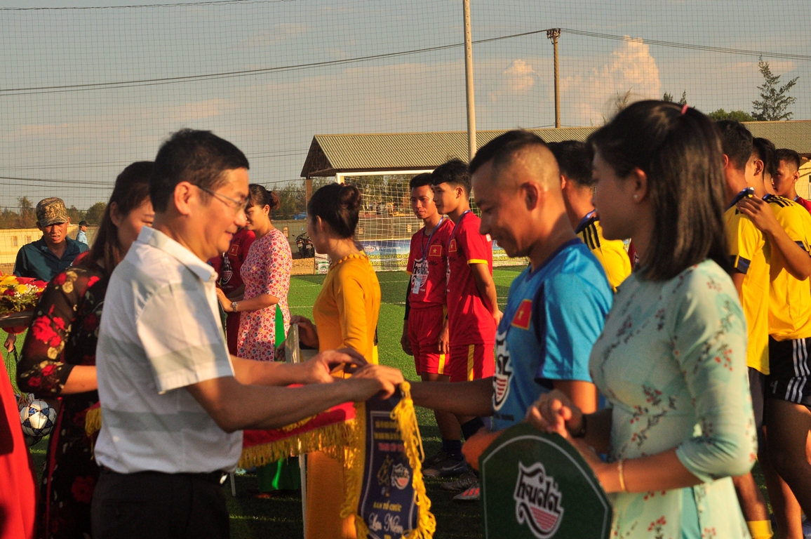Đồng chí Phó Chủ tịch UBND tỉnh Trần Tiến Dũng tặng cờ, hoa cho các đội bóng tham dự giải.