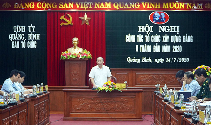Đồng chí Trưởng ban Tổ chức Tỉnh ủy Trần Xuân Vinh phát biểu kết luận hội nghị  
