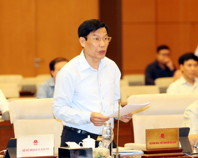  Bộ trưởng Bộ Văn hóa, Thể thao và Du lịch Nguyễn Ngọc Thiện trình bày Tờ trình. Ảnh: Trọng Đức/TTXVN