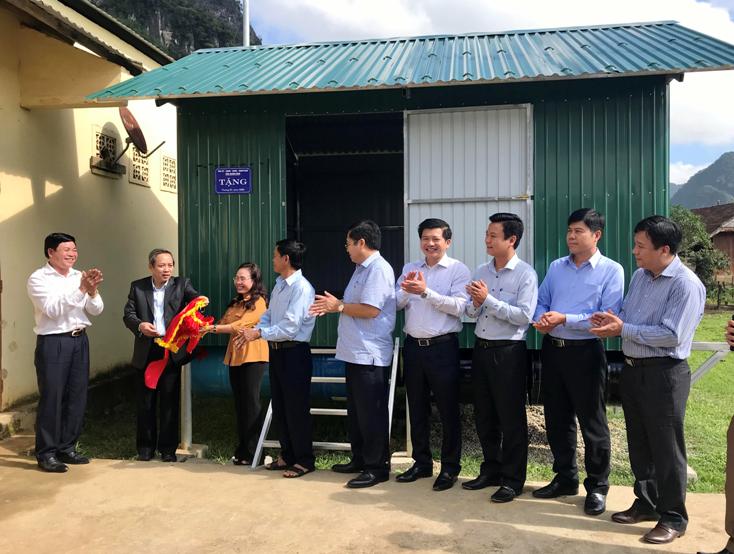  Các đồng chí lãnh đạo tỉnh và Ủy ban MTTQVN tỉnh bàn giao nhà vượt lũ cho hộ nghèo tại xã Tân Hóa, huyện Minh Hóa.