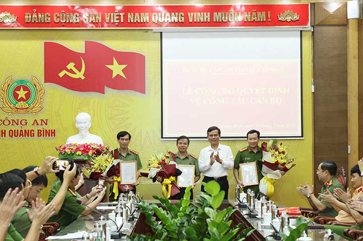 Đồng chí Trần Thắng, Phó Bí thư Thường trực Tỉnh ủy trao quyết định, tặng hoa chúc mừng các đồng chí được bổ nhiệm.