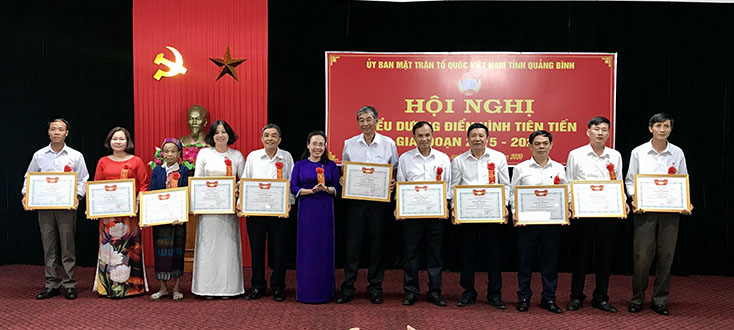  Đồng chí Chủ tịch Ủy ban MTTQVN tỉnh Phạm Thị Hân tặng bằng khen của Ủy ban MTTQVN tỉnh cho các cá nhân
