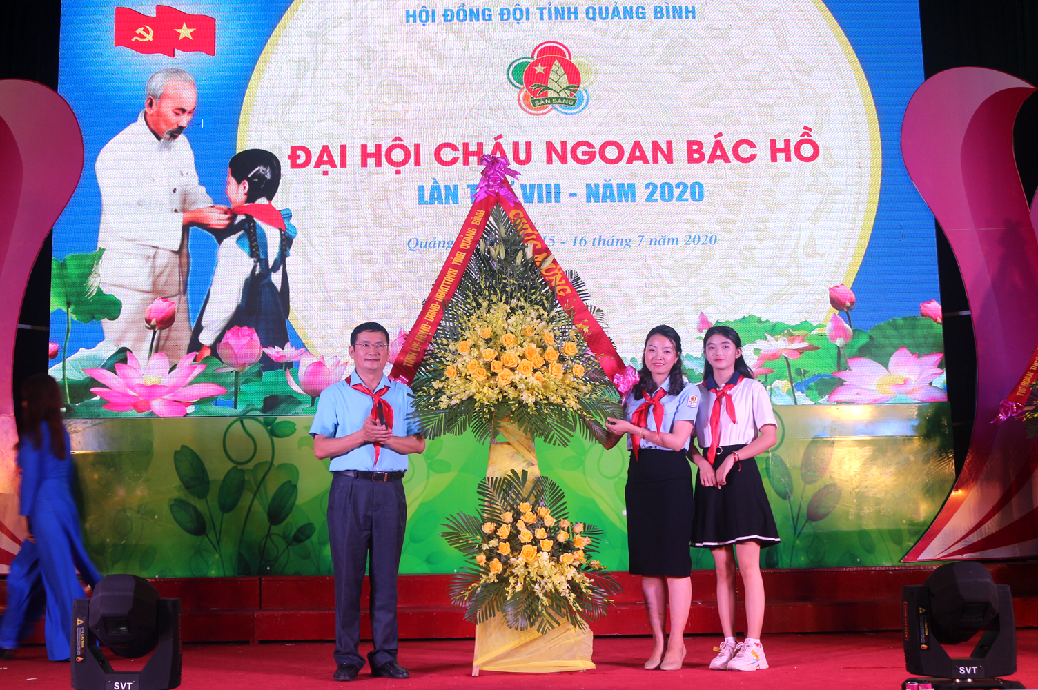 Thay mặt lãnh đạo tỉnh, đồng chí Phó Chủ tịch UBND tỉnh Trần Tiến Dũng trao tặng lẵng hoa chúc mừng Đại hội.