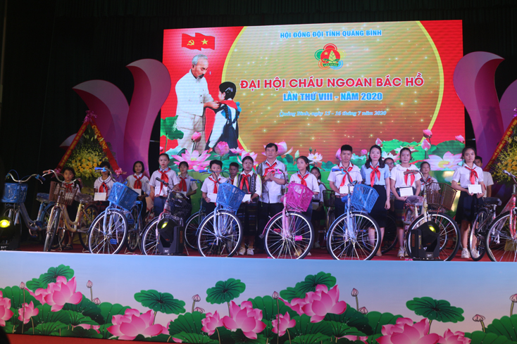 Đồng chí Phó trưởng Đoàn ĐBQH tỉnh Nguyễn Ngọc Phương trao tặng xe đạp cho học sinh nghèo vượt khó.