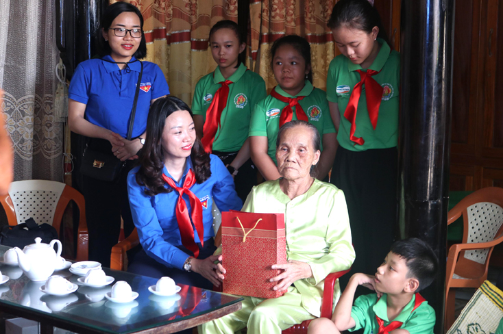 Trước đó, các Đại biểu Cháu ngoan Bác Hồ đã tham gia các hoạt động về nguồn, thăm và tặng quà Bà mẹ Việt Nam anh hùng.