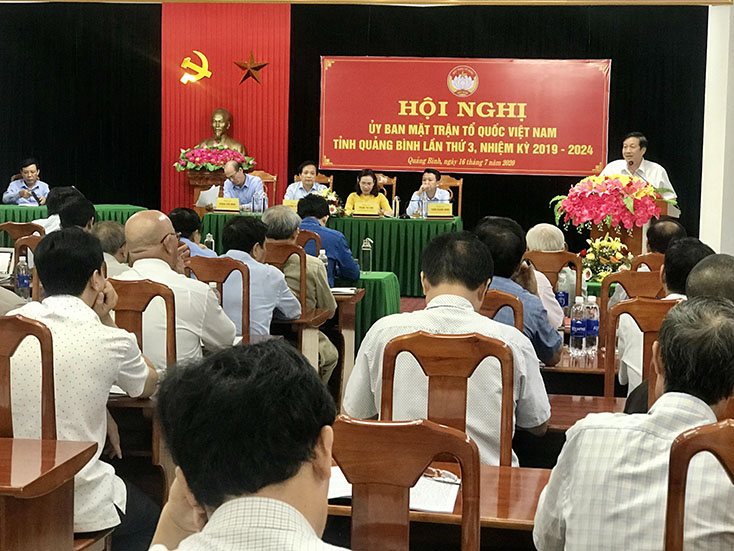 Đồng chí Phó Chủ tịch Thường trực UBND tỉnh Nguyễn Xuân Quang phát biểu tại hội nghị
