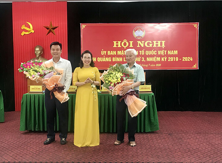 Đồng chí Chủ tịch Ủy ban MTTQVN tỉnh Phạm Thị Hân tặng hoa cho các vị không tiếp tục là Ủy viên Ủy ban MTTQVN tỉnh do chuyển công tác và nghỉ theo chế độ