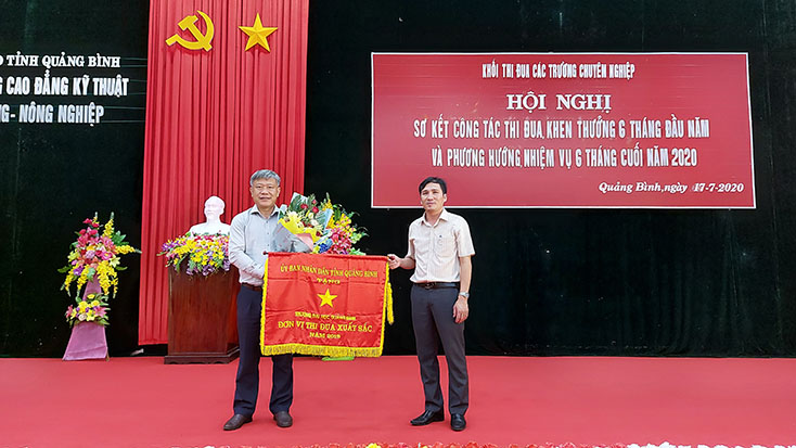 Trường Đại học Quảng Bình vinh dự được nhận cờ thi đua của UBND tỉnh
