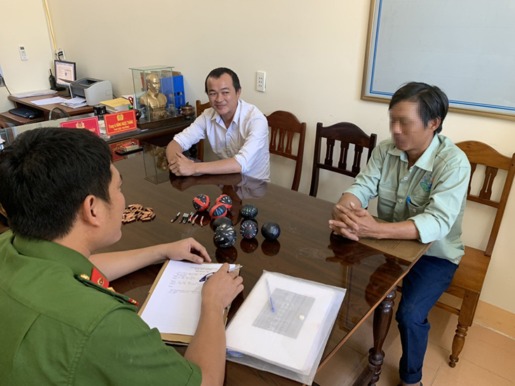 Qua công tác vận động cá biệt, anh Lê Xuân Hồng đã tự giác giao nộp 04 quả mìn tự chế.