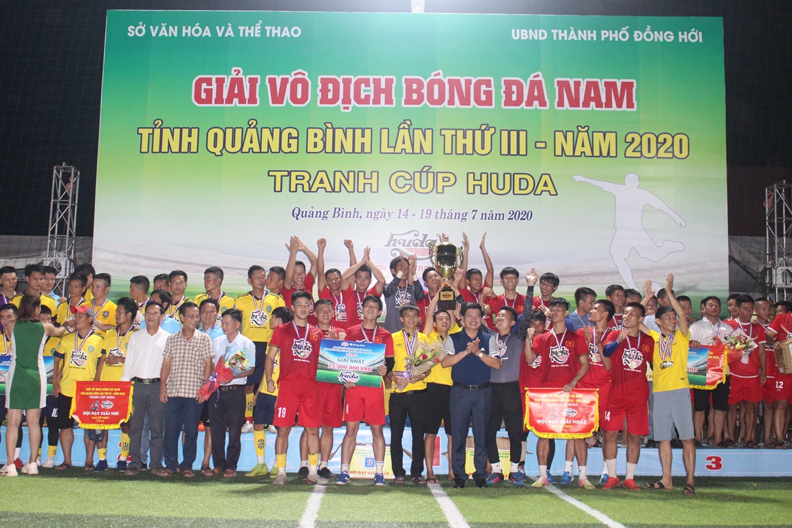 Ban Tổ chức trao giải cho các đội bóng giành giải nhất, nhì, ba.
