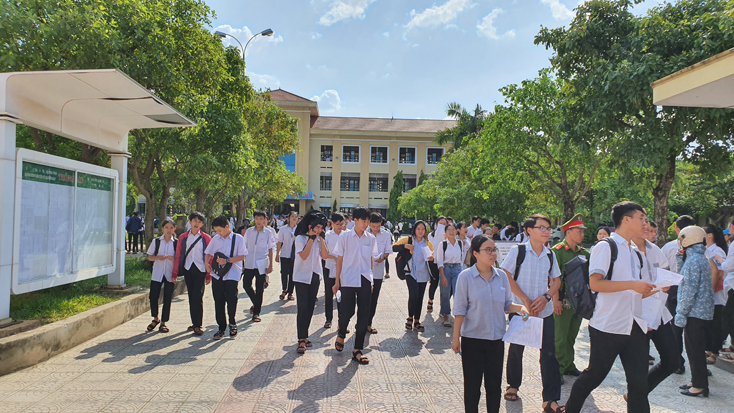Các thí sinh phấn khởi rời trường thi, kết thúc kỳ thi tuyển sinh vào lớp 10  Trường THPT chuyên Võ Nguyên Giáp.