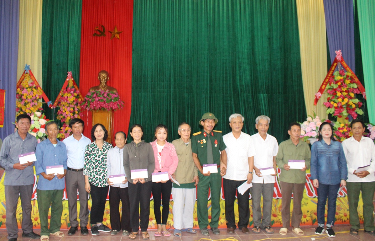 Đoàn công tác Hội Nhà báo Việt Nam tặng quà cho các gia đình chính sách ở thị trấn Phong Nha, huyện Bố Trạch.
