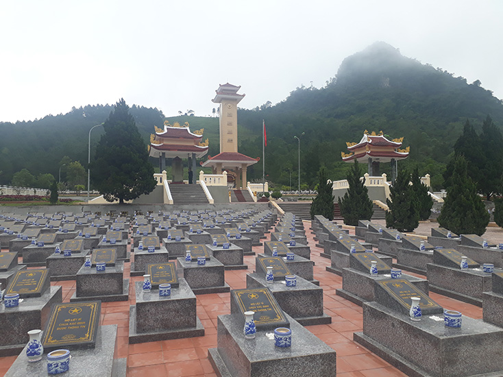 Nghĩa trang liệt sỹ huyện Minh Hóa được đầu tư tôn tạo, nâng cấp khang trang hơn. 