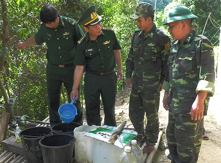 Đại tá Trịnh Thanh Bình, Chỉ huy trưởng BĐBP Quảng Bình kiểm tra công tác kiểm soát phòng, chống dịch bệnh Covid-19 tại các chốt Đồn Biên phòng Cà Roòng, Cồn Roàng 