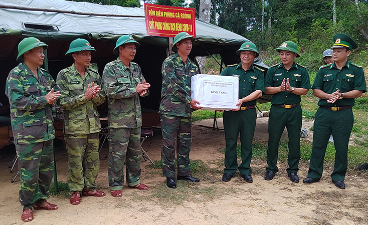 Đại tá Trịnh Thanh Bình, Chỉ huy trưởng BĐBP Quảng Bình tặng quà cho cán bộ chiến sỹ chốt phòng, chống dịch bệnh Covid -19 Đồn Biên phòng Cà Roòng.