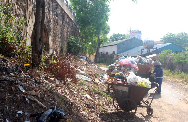 Đường phía dưới chân cầu vượt Thuận Lý trở thành nơi tập kết rác thải dân sinh và rác thải xây dựng