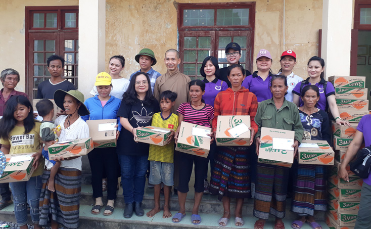 Đoàn trao quà hỗ trợ cho các gia đình Vân Kiều có hoàn cảnh đặc biệt khó khăn ở bản Lâm Ninh.