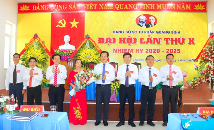    Đồng chí Nguyễn Kim Long, Phó Bí thư Đảng ủy Khối các cơ quan tỉnh tặng hoa chúc mừng Ban Chấp hành Đảng bộ Sở Tư pháp nhiệm kỳ 2020-2025 . 