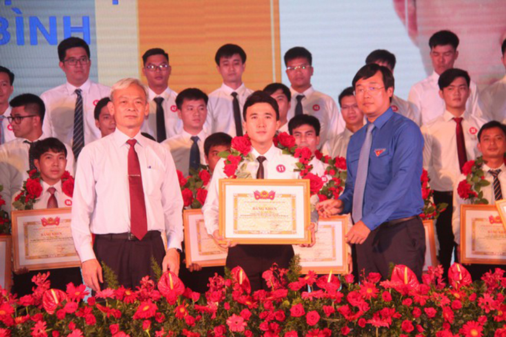 Anh Dương Tuấn Anh được Trung ương Đoàn TNCS Hồ Chí Minh tôn vinh danh hiệu “Người thợ trẻ giỏi toàn quốc năm 2020”. 