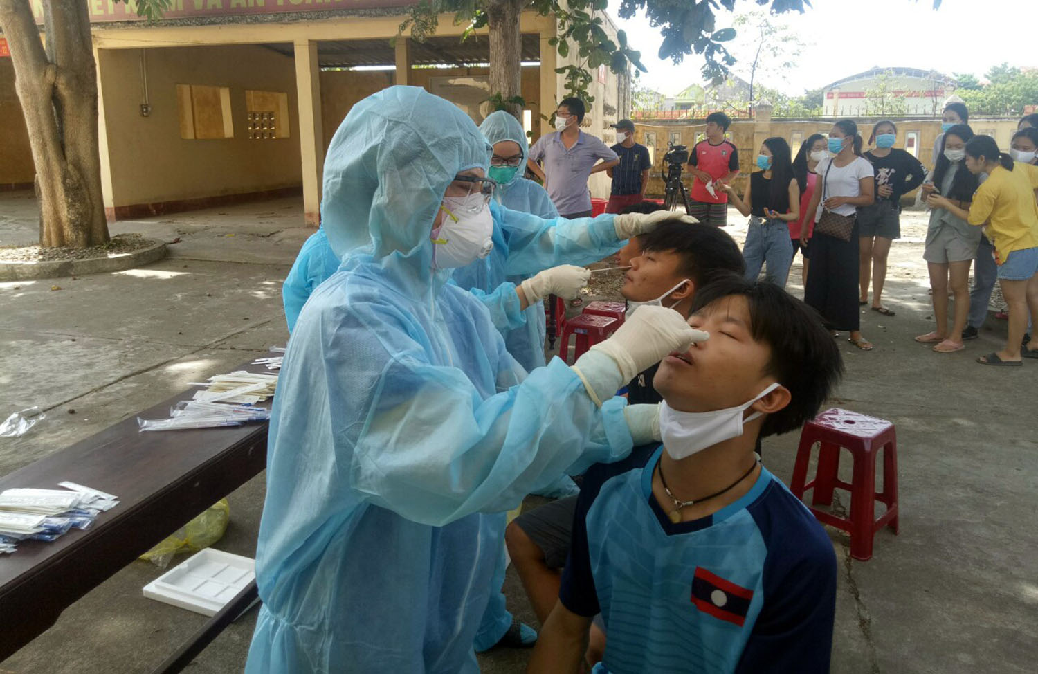 Bác sĩ Trung tâm kiểm soát bệnh tật tỉnh lấy mẫu xét nghiệm Covid-19 cho sinh viên Lào