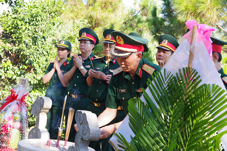 Thiếu tướng Nguyễn Đức Hóa, Phó Chính ủy Quân khu thay mặt Đoàn công tác dâng hương phần mộ Đại tướng Võ Nguyên Giáp