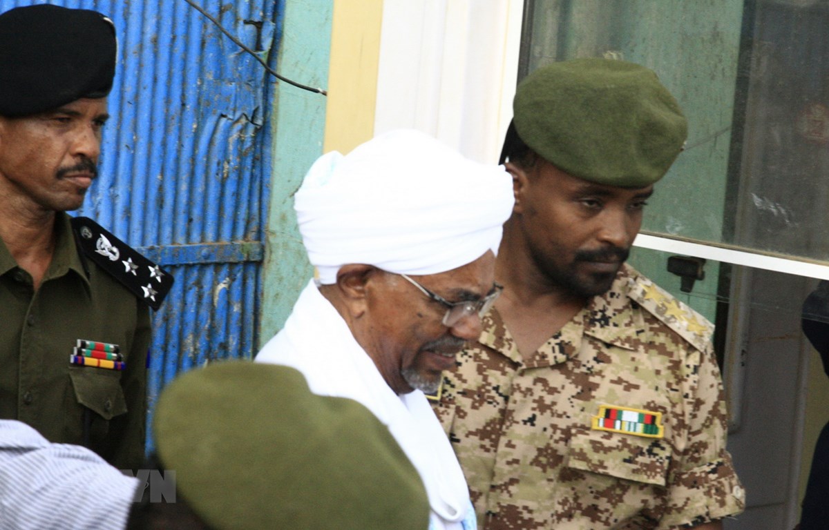  Tổng thống Sudan bị phế truất Omar al-Bashir (giữa) được đưa tới văn phòng công tố ở Bắc Khartoum ngày 16-6-2019. (Ảnh: AFP/TTXVN)