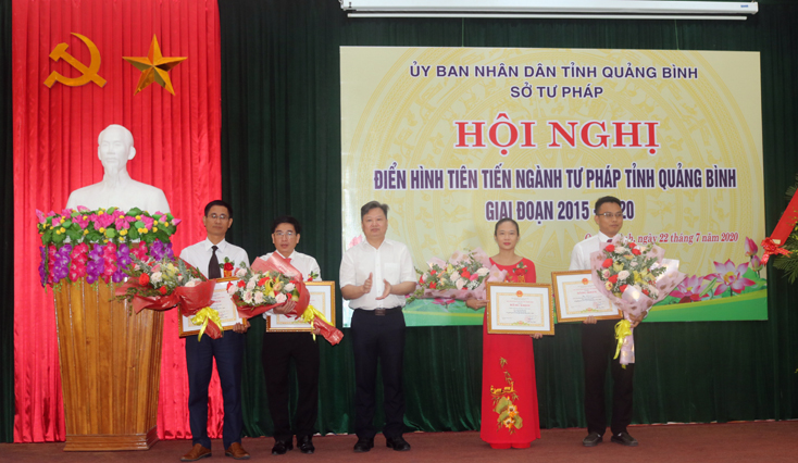 Đồng chí Nguyễn Tiến Hoàng, TUV, Phó Chủ tịch UBND tỉnh trao Bằng khen của Chủ tịch UBND tỉnh cho các tập thể, cá nhân ngành Tư Pháp tỉnh Quảng Bình.