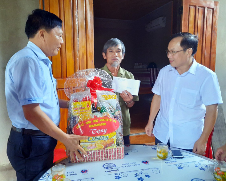 Ông Nguyễn Trường Sơn, Giám đốc Sở Lao động-Thương binh và xã hội trao tặng quà cho gia đình ông Nguyễn Doãn Phúc.
