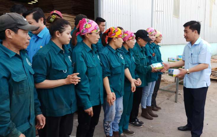  Chủ tịch LĐLĐ tỉnh trao tặng khẩu trang cho công nhân.