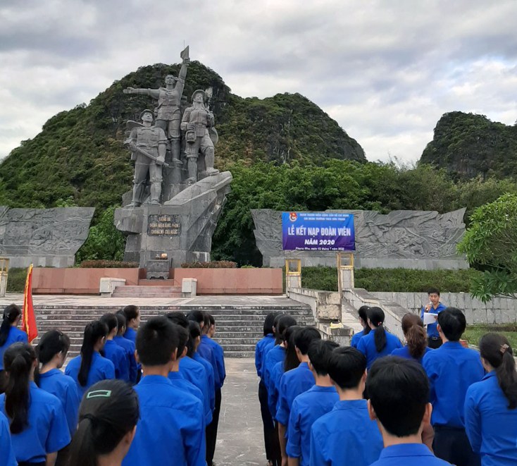 Lễ kết nạp đoàn viên tại Tượng đài TNXP chống Mỹ ở thị trấn Phong Nha.