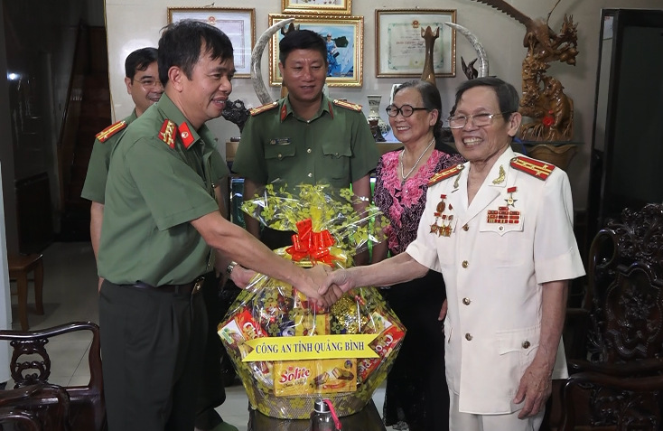  Đại tá Nguyễn Tiến Nam và đoàn công tác Công an tỉnh đã đến thăm, chúc sức khỏe Anh hùng LLVT Nguyễn Tri Phương.