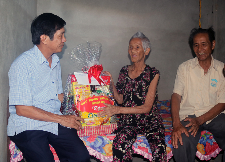 Đồng chí Nguyễn Công Huấn, Ủy viên Ban Thường vụ Tỉnh ủy, Phó Chủ tịch Thường trực HĐND tỉnh thăm, tặng quà tại gia đình Mẹ VNAH Phan Thị Dét . 