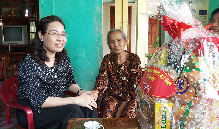 Đồng chí Phạm Thị Hân, Chủ tịch Ủy ban MTTQVN tỉnh thăm gia đình bà Vỏ Thị Rảng, xã Quảng Xuân, Quảng Trạch