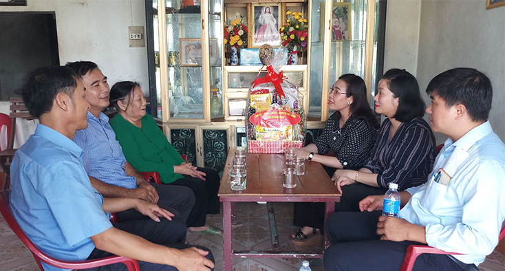 Đồng chí Phạm Thị Hân, Chủ tịch Ủy ban MTTQVN tỉnh thăm gia đình bà Cao Thị Nhân, là vợ liệt sỹ