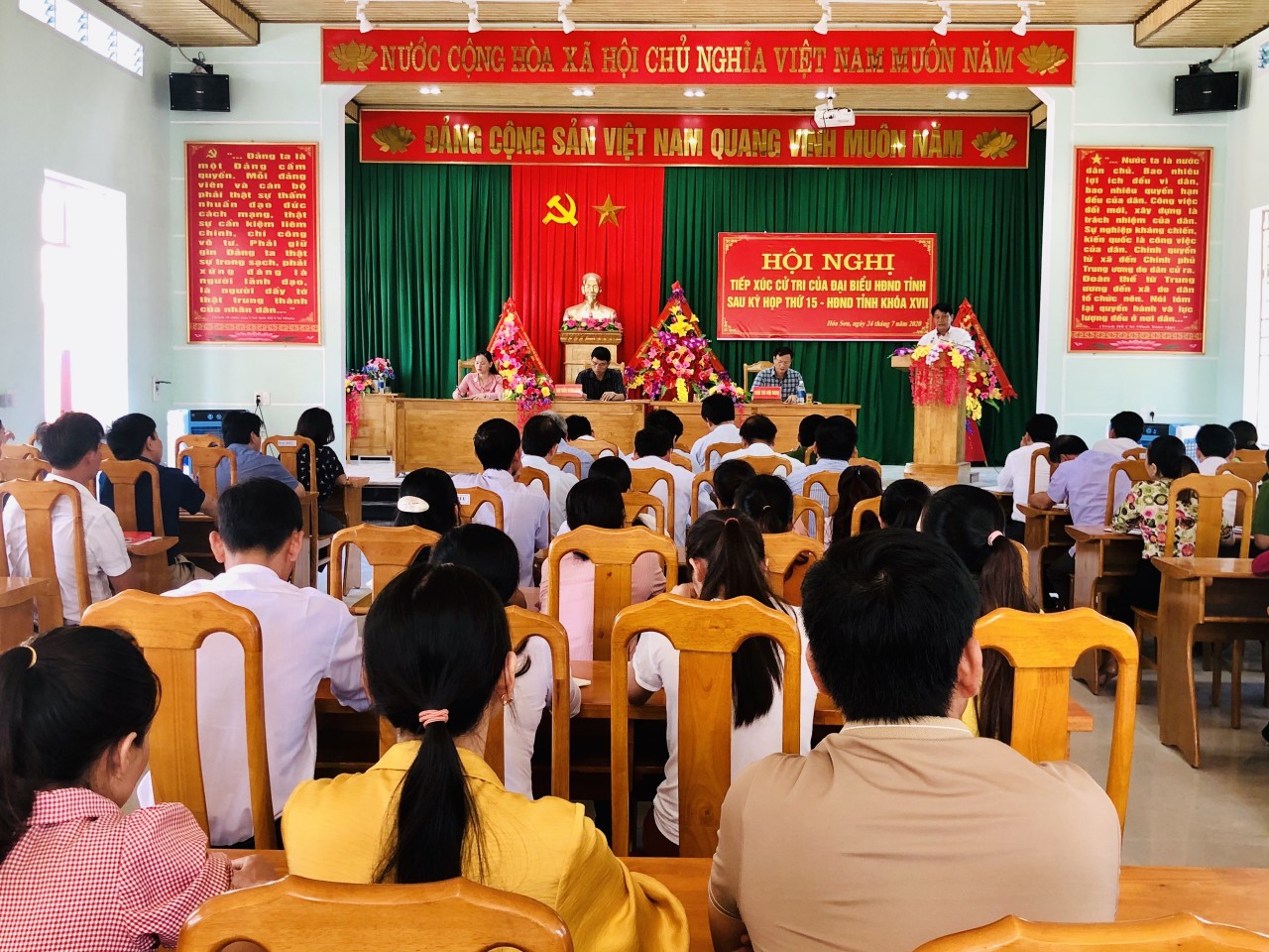 Đại biểu HĐND tỉnh tiếp xúc với cử tri tại xã Hóa Sơn, huyện Minh Hóa.