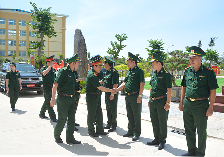Đồng chí trung tướng Lê Hiền Vân, Phó Chủ nhiệm Tổng cục Chính trị Quân đội Nhân dân Việt Nam thăm và làm việc tại Bộ chỉ huy BĐBP Quảng Bình