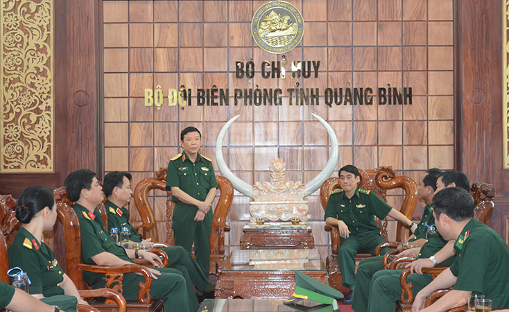 Đồng chí trung tướng Lê Hiền Vân Phó Chủ nhiệm Tổng cục Chính trị Quân đội Nhân dân Việt Nam phát biểu tại buổi làm việc 