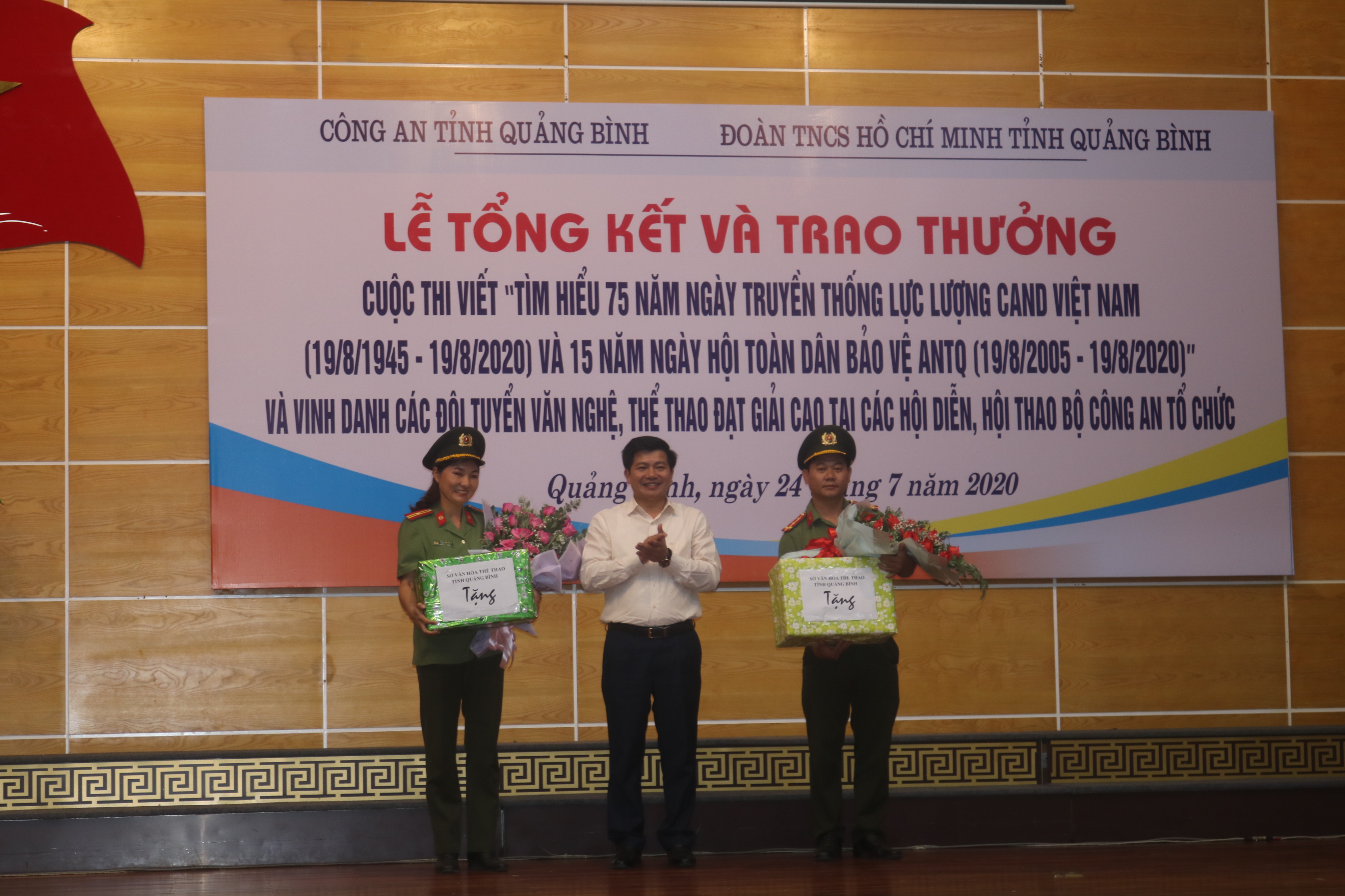 Đồng chí Trần Vũ Khiêm, TUV, Giám đốc Sở VH&TT tặng quà chúc mừng tại buổi lễ. 