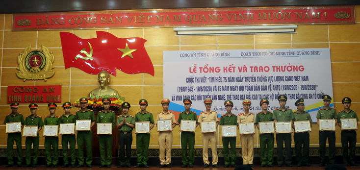 Đại tá Nguyễn Tiến Nam, Giám đốc Công an tỉnh trao thưởng cho các tập thể, cá nhân tại buổi lễ. 