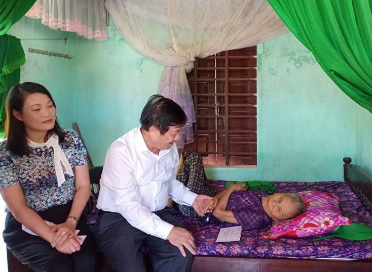 Đồng chí Nguyễn Xuân Quang, đã ân cần thăm hỏi sức khỏe và động viên tinh thần Mẹ Việt Nam Anh hùng Phạm Thị Bót