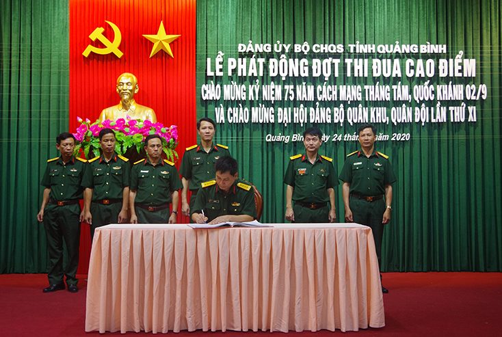 Đại tá Lê Văn Vỹ, Ủy viên Ban Thường vụ Tỉnh uỷ, Chỉ huy trưởng Bộ CHQS tỉnh ký chứng giám giao ước thi đua