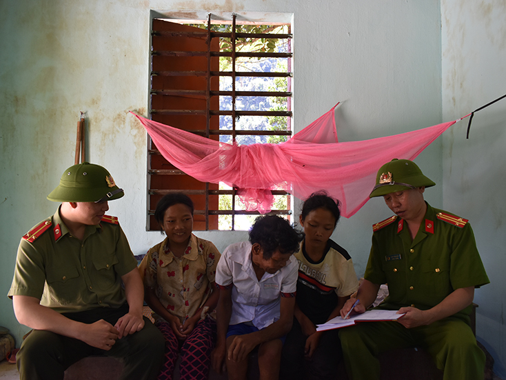    Trung tá Đoàn Vĩnh Bắc (bên phải) và đồng đội trò chuyện với người dân ở bản Ón, xã Thượng Hóa (huyện Minh Hóa).