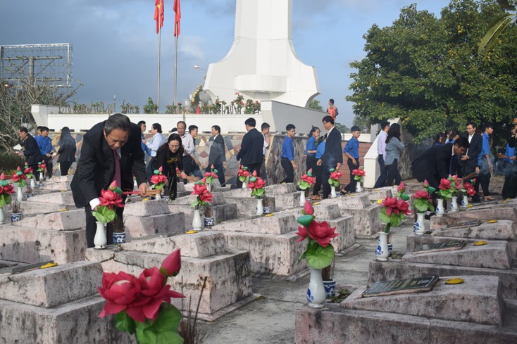  Các đồng chí lãnh đạo tỉnh thắp hương các phần mộ liệt sỹ tại Nghĩa trang liệt sỹ Ba Dốc.