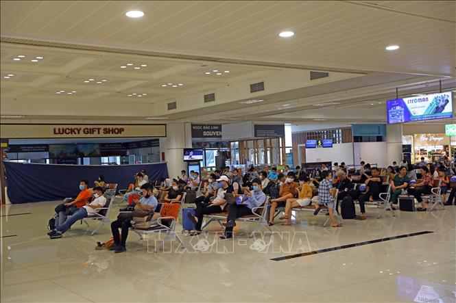  Hành khách ngồi đợi lên máy bay tại sân bay Nội Bài. Ảnh: Huy Hùng/TTXVN