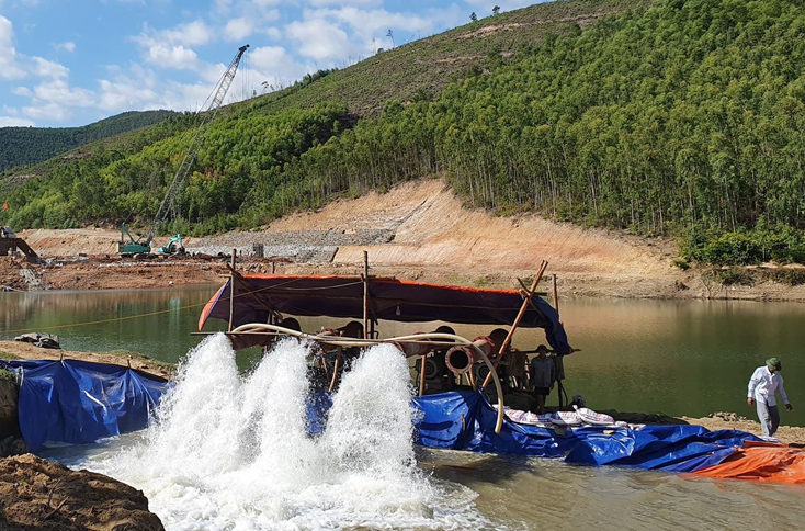 Bơm nước từ sông Rào Nan để tưới cho cây trồng bị ảnh hưởng bởi hạn hán tại thị xã Ba Đồn