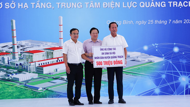 Đại diện EVN trao tượng trương số tiền 500 triệu đồng cho UBND huyện Quảng Trạch hỗ trợ các gia đình có hoàn cảnh khó khăn, gia đình có công với cách mạng.